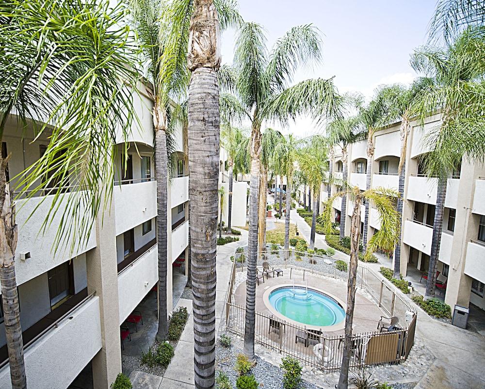 Hotel D'Lins Ontario Airport Exterior photo