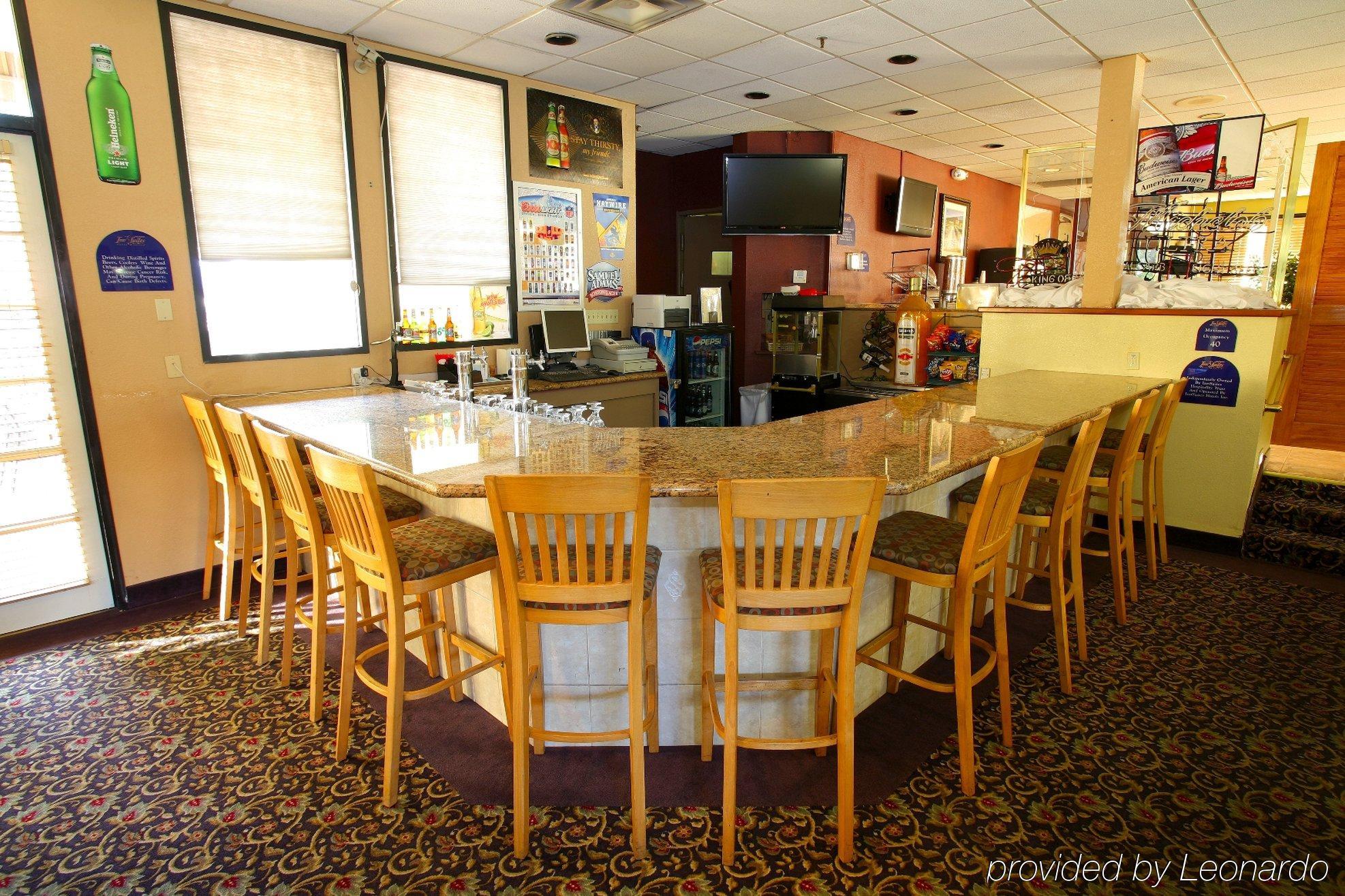 Hotel D'Lins Ontario Airport Restaurant photo